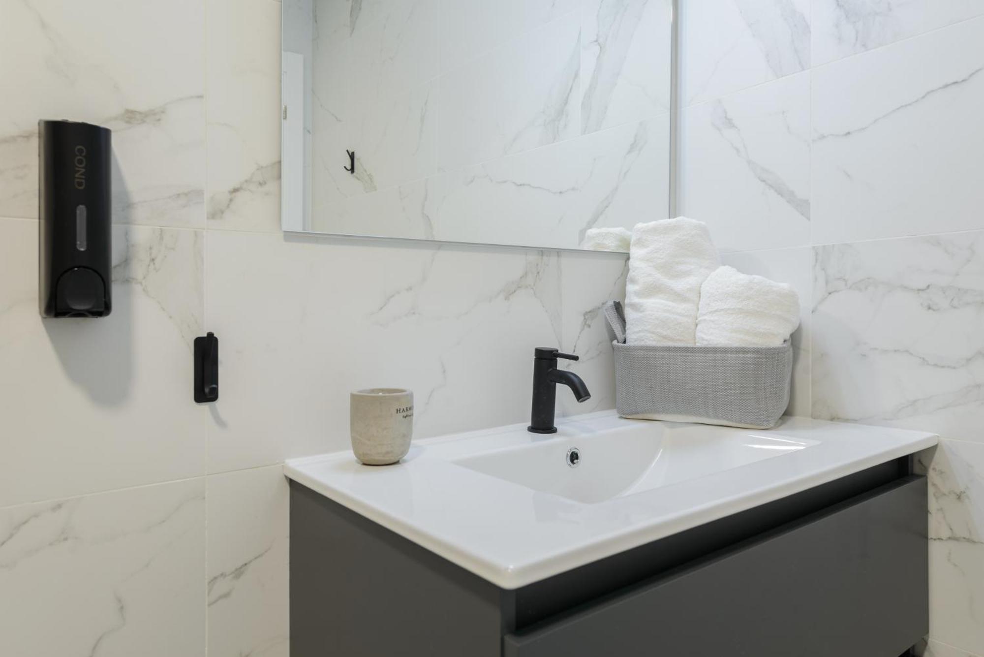 Torrejon Suites ตอร์เรคอน เด อาร์ดอซ ภายนอก รูปภาพ